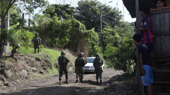 Niños observan un operativo militar de la fuerza antiterrorista en el cerro Las Cabras, de Durán, este martes 30 de mayo del 2023. 