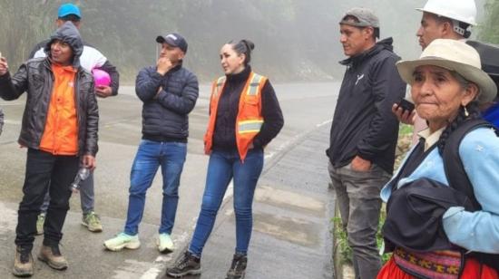 Dora Ordóñez en un recorrido a la vía Cuenca-Molleturo-El Empalme, el 3 de mayo de 2023. 