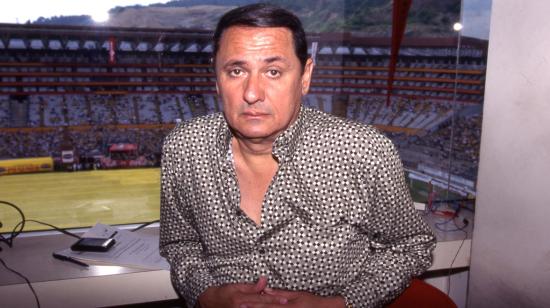 Marcos Hidalgo durante una transmisión en el estadio Banco Pichincha. 