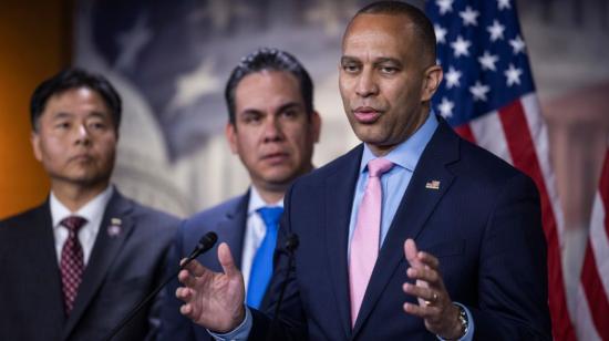 Hakeem Jeffries, demócrata de la Cámara de Representantes, habla sobre el techo de la deuda.