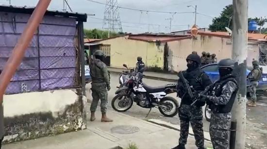 Miembros policiales y militares en un sector de SocioVivienda, noroeste de Guayaquil, el 31 de mayo de 2023.