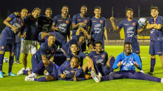 Los jugadores de la selección ecuatoriana de fútbol, durante un entrenamiento en Santiago del Estero, el  30 de mayo de 2023.