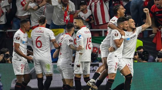 Los jugadores del Sevilla celebran en la final de la Europa League ante la Roma, el 31 de mayo de 2023.