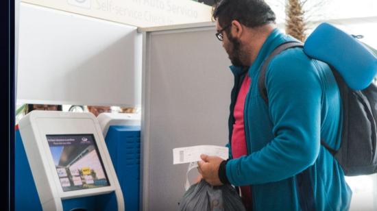 Un pasajero se registra antes de su vuelo en el Aeropuerto Internacional de Guayaquil, el 4 de abril de 2023.