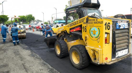 Imagen referencial. Maquinaria municipal durante un trabajo de asfaltado en una avenida de Guayaquil. 