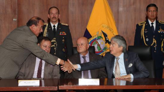 El presidente Guillermo Lasso junto al ministro Juan Zapata, el vicepresidente, Alfredo Borrero y el secretario Wagner Bravo, durante la firma del reglamento de la Ley de Uso Legítimo de la Fuerza, el 1 de junio de 2023.Presidente de la República Guillermo Lasso, firma el Reglamento de  Seguridad,  acompañado del Comando Conjunto y autoridades de Estado, en El  Edificio del COMACO del  Ministerio de Defensa.
Fotos:Rolando Enríquez/API