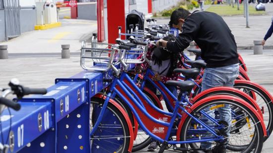 Un usuario toma una bicicleta pública en Quito, el 1 de junio de 2023.