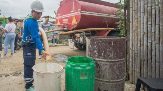 Varios sectores de Portoviejo no tienen servicio de agua potable, lo que los obliga a abastecerse con tanqueros, el 1 de junio de 2023.