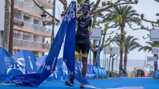 'Pepo' Vinueza, en la meta del Mundial de Duatlón, el 30 de abril de 2023.