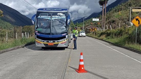 Agentes de la Comisión de Tránsito hacen un operativo  en la vía E - 582 Cuenca - Guayaquil, el 28 de mayo de 2023.