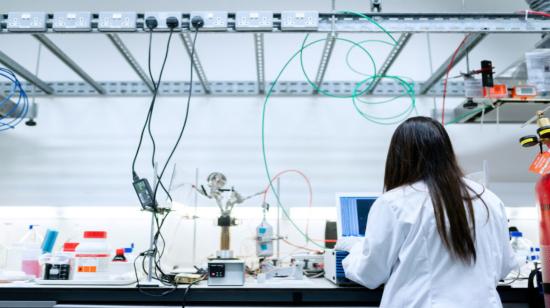 Imagen referencial. Una investigadora en un laboratorio científico. 