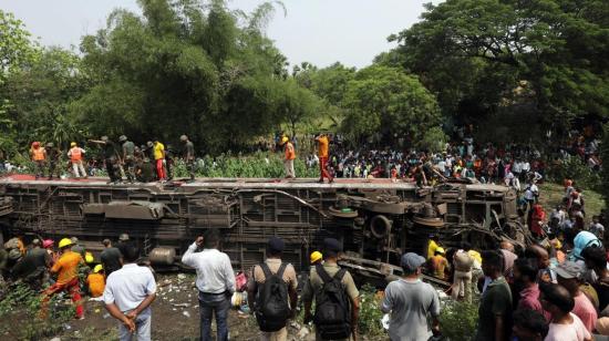 Autoridades de India inspeccionan uno de los trenes accidentados el 2 de junio de 2023.