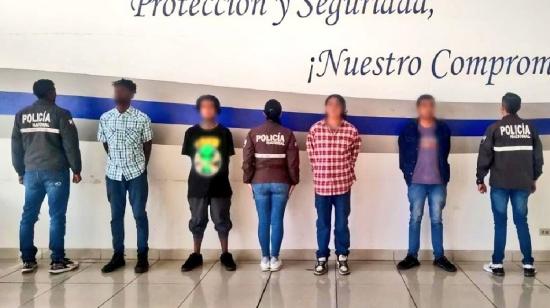 Presuntos integrantes de Los Lobos, detenidos en Quito por la Policía.