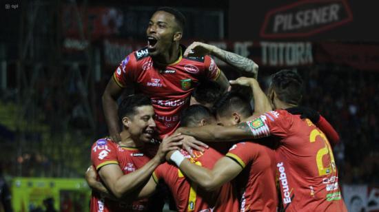 Los jugadores de Deportivo Cuenca festejan uno de los tantos convertidos en la goleada a Delfín, el 5 de junio de 2023.