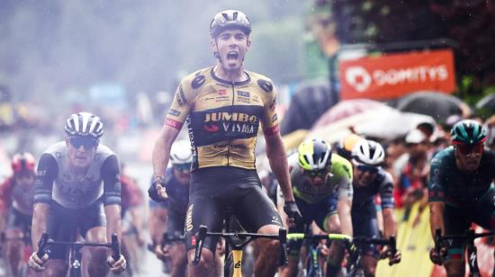 Christophe Laporte celebra en la meta de la Etapa 1 del Critérium du Dauphiné, el 4 de junio de 2023.