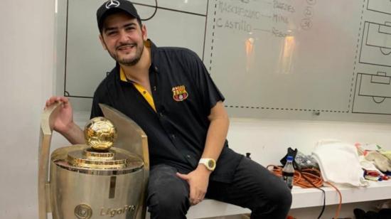 El alcalde de Guayaquil, Aquiles Alvarez, junto a la copa que ganó Barcelona, en una foto de archivo. 