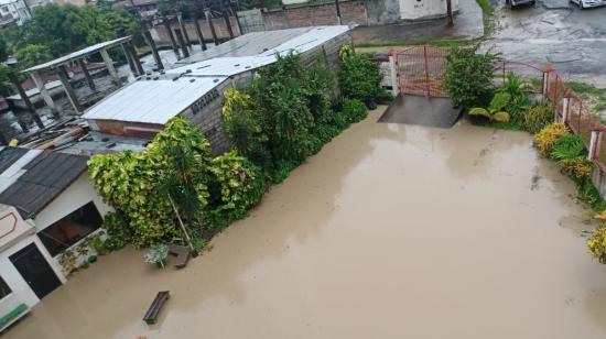 Parqueadero del hotel El Peñón, en Súa, cantón Atacames, en Esmeraldas, por el desbordamiento del río Súa, el 4 de junio de 2023. 