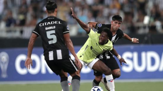 Danilo Barbosa y Victor Cuesta de Botafogo disputan el balón con Jhojan Julio de Liga de Quito, durante el partido de la fase de grupos de la Copa Sudamericana, el 4 de mayo de 2023.