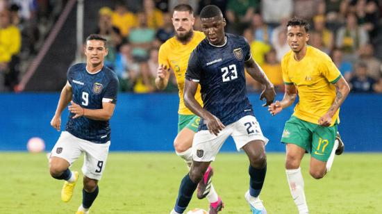 Moisés Caicedo maneja una pelota en un partido amistoso ante Australia, en Sidney.