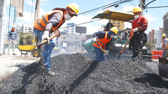 Trabajos de rehabilitación vial en Quito.