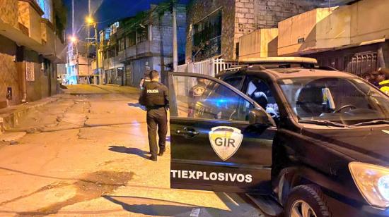 Un policía de la unidad antiexplosivos en el sector del Comité del Pueblo, en Quito, el 5 de junio de 2023. 