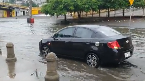 La avenida Barcelona, al oeste de Guayaquil, lució con tramos inundados la mañana de este martes 6 de junio del 2023. 