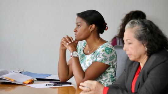 Diana Salazar (izq.), fiscal General del Estado, junto a Patricia Ochoa, viuda de Jorge Gabela, durante la versión del perito Roberto Meza por el caso Gabela, el 6 de junio de 2023.