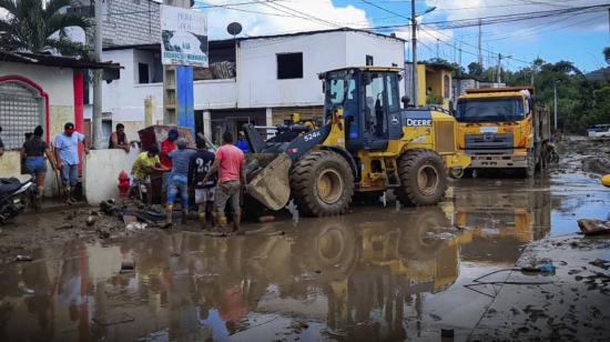 Limpieza de lodo y escombros que dejaron las inundaciones en Esmeraldas, el 5 de junio de 2023. 