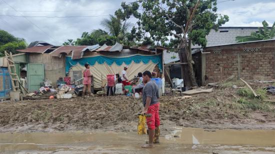 Habitantes del barrio 50 casas, en Esmeraldas, la tarde del 6 de junio de 2023.