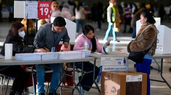 Ecuatorianos residentes en España votaron el 5 de febrero de 2023, en el Pabellón de Cristal de la Casa de Campo en Madrid.