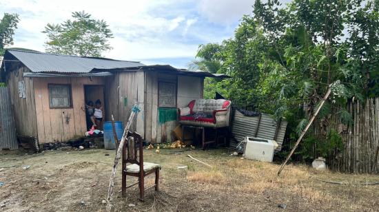 Una mujer en la entrada de su vivienda en el barrio '18 de Febrero', de Atacames, el 7 de junio de 2023.