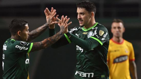 Joaquín Piquerez, de Palmeiras, celebra el gol que le convirtió a Barcelona, el 7 de junio de 2023, en el partido de la Copa Libertadores. 