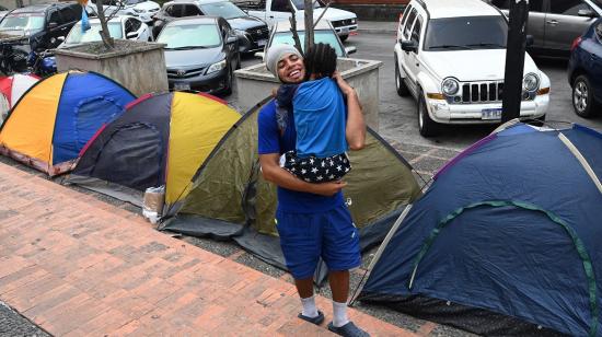 Un migrante latinoamericano y su hijo en una calle de Honduras, el 10 de mayo de 2023. 