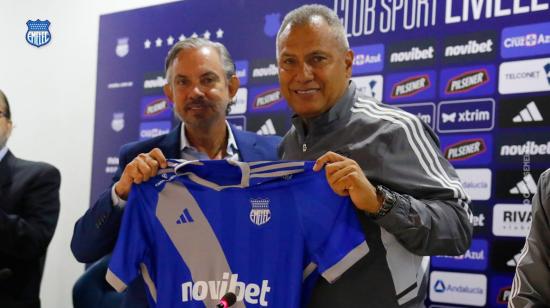 José Pileggi, presidente de Emelec, y Hernán Torres, durante la presentación del nuevo cuerpo técnico, el 8 de junio de 2023.