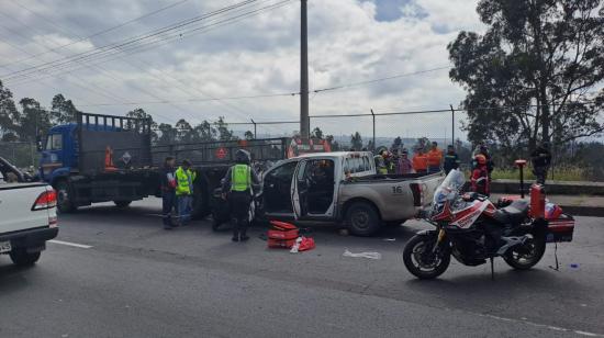 Una camioneta y un vehículo se chocaron en la avenida Simón Bolívar, en Quito, el 8 de junio de 2023. 