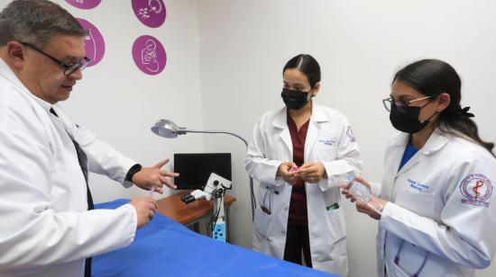 Bernardo Vega, María José Tinoco y Elizabeth Camajarca en el Centro de Innovación Médica de la Universidad de Cuenca. 