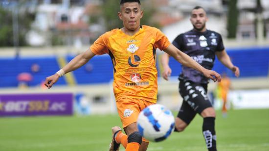 Jugadores de Libertad y Técnico Universitario disputan un balón durante la Fecha 14 de la LigaPro, el 10 de junio de 2023.