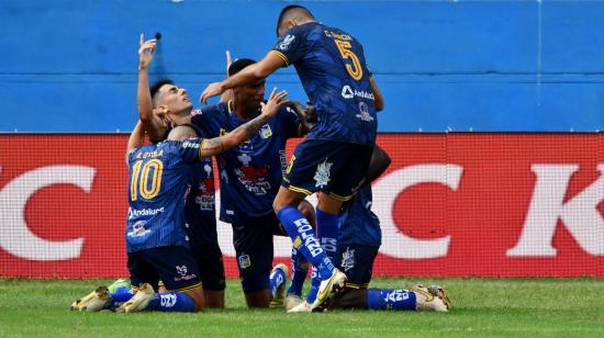 Los jugadores del Delfín festejan un gol anotado frente a Aucas, en el Jocay, el 11 de junio de 2023.