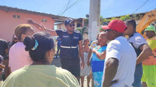 El gobernador de Esmeraldas, Fricson Erazo, en el barrio conocido como '50 casas', el 7 de junio de 2023.