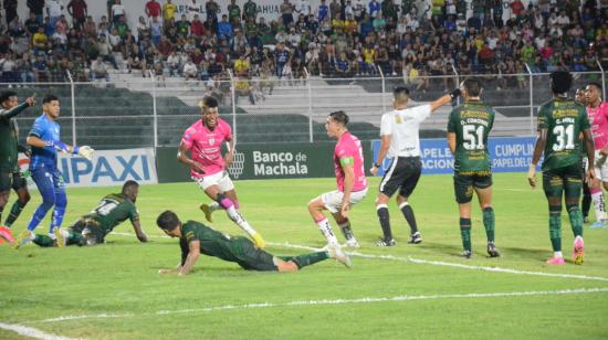 Los jugadores de Independiente del Valle festejan uno de los goles anotados a Orense, en Machala, el 11 de junio de 2023.