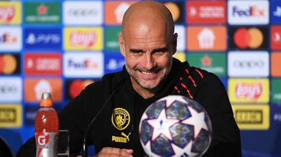 Pep Guardiola sonríe en una rueda de prensa antes de la final Champions, en Estambul, el 9 de junio de 2023.