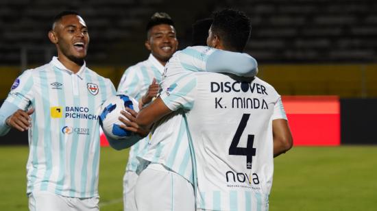 Los jugadores de Universidad Católica festejan un gol ante Mushuc Runa, en Quito, el 9 de junio de 2023.