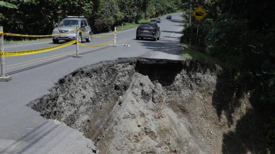 Las intensas lluvias en Esmeraldas dañaron la carretera en la parroquia Tahigue, el 5 de junio de 2023. 