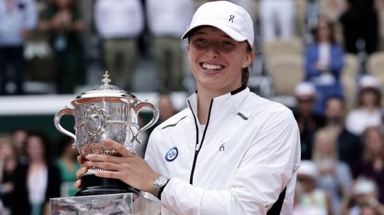 La tenista Iga Swiatek Roland Garros celebra con su trofeo tras consagrarse campeona en Roland Garros, el 10 de junio de 2023.