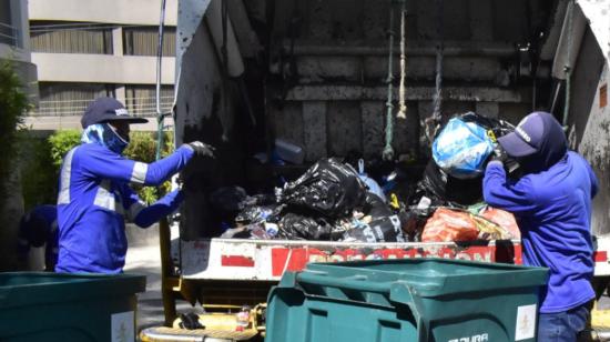Imagen referencial de recolección de basura en Quito, en 2023. 