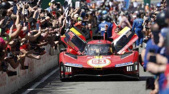 El coche del equipo Ferrari AF Corse Italy con Alessandro Guidi de Italia, James Palado de Gran Bretaña y Antonio Giovinazzi de Italia celebran su victoria en el Le Mans, el 11 de junio.