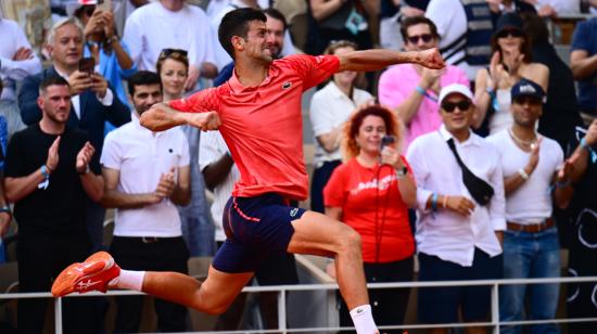 Novak Djokovic festeja tras ganarle a Casper Ruud la final de Roland Garros, el domingo 11 de junio de 2023.