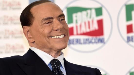 El exprimer ministro de Italia, Silvio Berlusconi, en una foto de archivo en la sede del partido 'Forza Italia', en 2017.