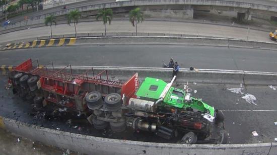 Vista lateral del tráiler accidentado en un puente del sur de Guayaquil, el 12 de junio de 2023. 