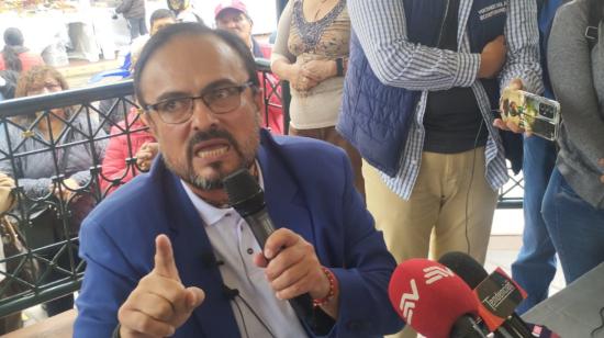 El exgobernador de Azuay, Paúl Carrasco, durante una rueda de prensa en Cuenca, el 12 de junio de 2023. 